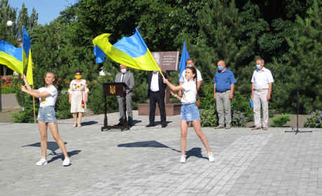 До Дня Конституції в Нижніх Сірогозах провели мітинг, покладання квітів і онлайн концерт