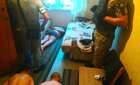 Карта, деньги, шесть стволов: полиция Измаила задержала грабителей из крупной банды (видео)
