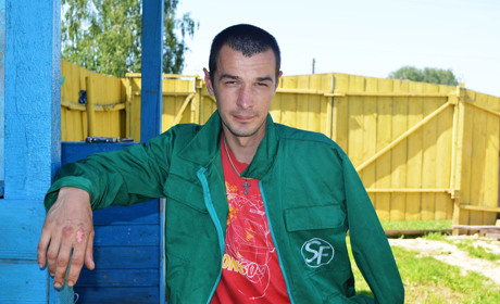 З однією рукою. Як живе 27-річний Сергій Кубрак, якому відтяло лівицю на виробництві
