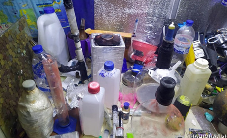 У Старокостянтинові поліцейські викрили нарколабораторію з виготовлення амфетаміну