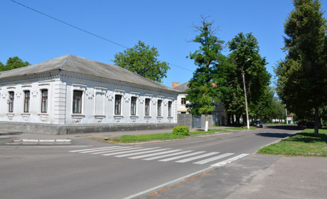 Асфальтують дороги та садять квіти: комунальники облагороджують Золотоношу