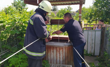 В Пашківцях пенсіонерка впала у колодязь. Діставали рятувальники