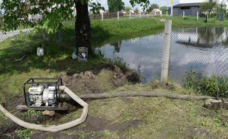 Нічний потоп: у Сарнах рятувальники відкачують воду з дворів