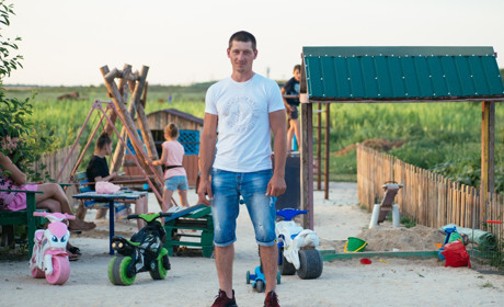 Якщо хочеш змінити світ - почни з себе. Як скадовчанин власноруч побудував дитячий майданчик 