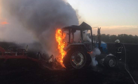 Поблизу Самарського на полі згорів трактор та пшениця 