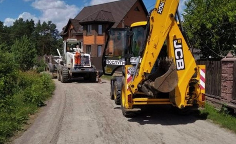 Робота на вулицях: де вирівняли дорогу та покращили освітлення в Сарнах
