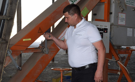 "За штурвал трактора сідаю сам і синів вчу". Історія сімейного підприємства "Світоч"