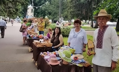Ажурні берети та ляльки-мотанки: що можна побачити й придбати на «Алеї майстрів» у Конотопі