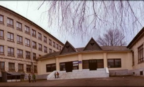 1 вересня діти підуть до школи, але розглядають кілька варіантів навчання 