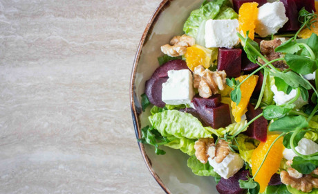 Легко та вітамінно — які салати з молодих овочів та зелені можуть приготувати конотопці влітку