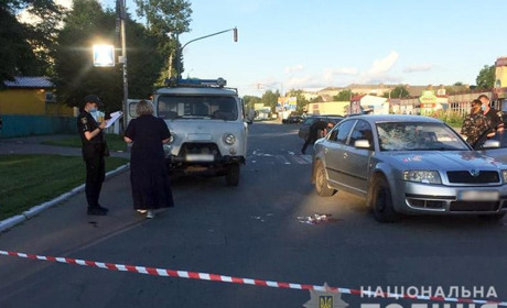 У місті на смерть збили 85-річного чоловіка. Він переходив дорогу на червоне світло