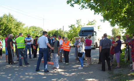 Жителі вулиці Шевченка 10 липня перекрили рух автотранспорту, вимагаючи ремонту дороги
