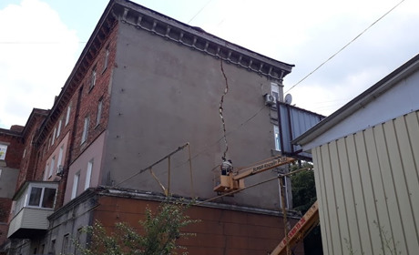 У будинку по Свободи, 35 тріснула стіна. Чи варто боятись обвалу