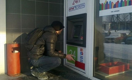 Банківська картка застрягла в банкоматі або ви її там забули. Що робити і куди звертатися