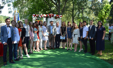 Найкращі переяславські випускники 2020 року отримали медалі під березами