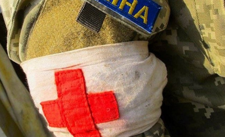На Донбасі під час евакуації тіла загиблого українського воїна вбили військового медика