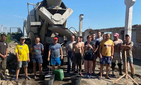У Переяславі триває будівництво постійного притулку для собак. Там уже є вода!