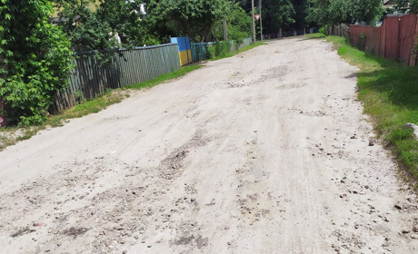 По вулиці Толстого в Мені асфальтівки поки не буде. Але дорогу вирівняли