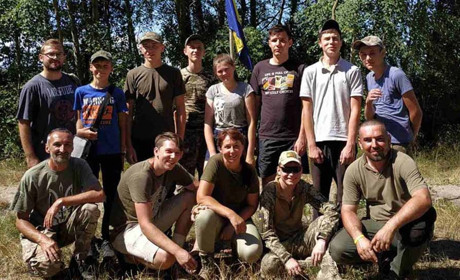 Їли куліш та вчилися стріляти: у Конотопі провели патріотичний вишкіл для молоді