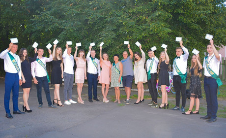 У Кагарлицькій школі №1 сімнадцять випускників отримали свідоцтва про середню освіту