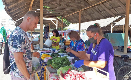 Були й огірки, й вишні. Репортаж із недільних торгів у Переяславі