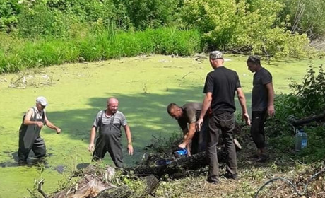 Працівники Улянівського хлібозаводу впорядковують берег річки Вир