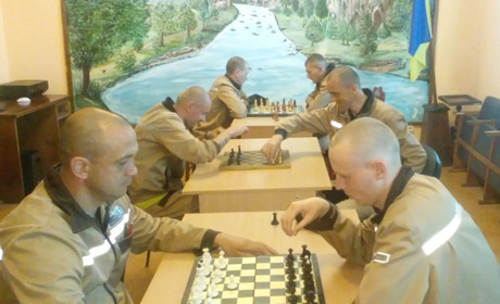 Міжнародний день шахів провели у Полицькій виправній колонії. Грали «на подарунки» 