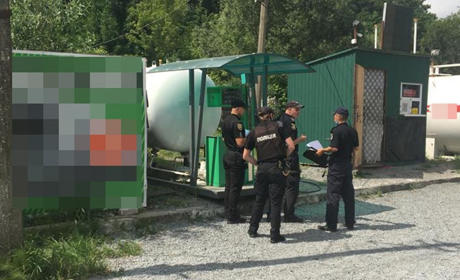 У Новограді накрили дві нелегальні заправки