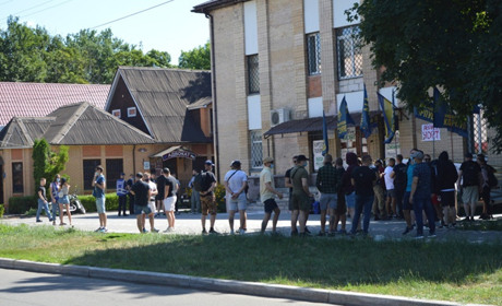 Переяславський суд пікетують броварчани: приїхали підтримати рідних убитого Кирила Тлявова 