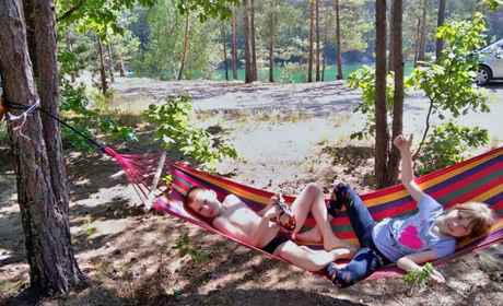 Халабуди, мечі з палок, яблука з чужого саду. Як діти різних поколінь розважалися на Менщині