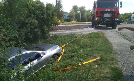 Барські рятувальники витягнули автомобіль, який з'їхав у кювет біля міста Бар: відео
