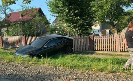 У Боднарові "Тойота"в’їхала в паркан: водій уникав зіткнення