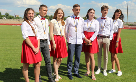 У Старокостянтинові випускникам вручили медалі