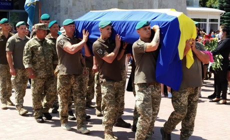 Южноукраїнськ проводив в останню путь  загиблого на Донеччині Артема Козія (фоторепортаж)