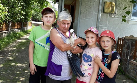 Добра історія про те, як у Середньому Бабині лелеченя рятували