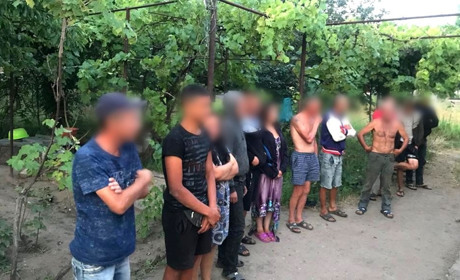 Примушував безоплатно працювати по 15 годин: на Скадовщині поліція затримала "рабовласника"