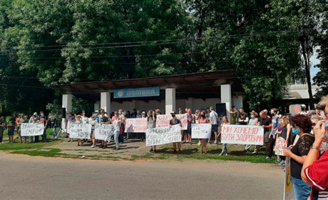 Фото дня: у Попівці відбулася мирна акція протесту. Вимагали зупинити сморід