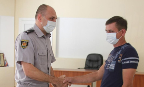 Чоловіку, який допоміг правоохоронцю, вручили нагородний годинник
