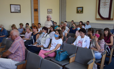 Три сценарії навчання, зміни статусу шкіл, ремонти. Про що спілкувалися переяславські освітяни?