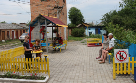 Гарні справи: дитячий майданчик майстрували ввечері та на вихідні