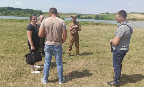 В Антонівці біля річки у п'ятницю облаштовуватимуть волейбольний майданчик: потрібна допомога 
