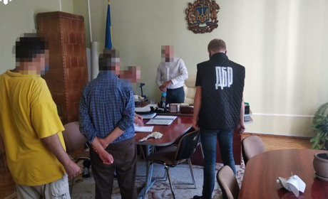 10% "відкату" вимагав керівник одного з департаментів Чернівецької ОДА. Його затримала поліція