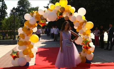 Дефіле на червоній доріжці: в Умані привітали випускників 2020 