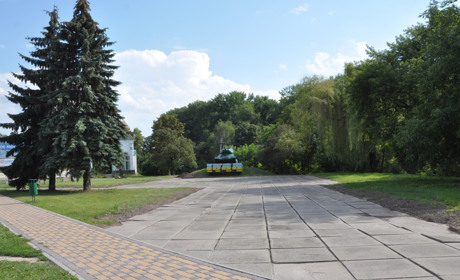 Чортківський танк вже добре проглядається з дороги