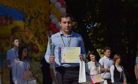 У Волновасі медалісти отримали подарункові сертифікати на 1000 гривень