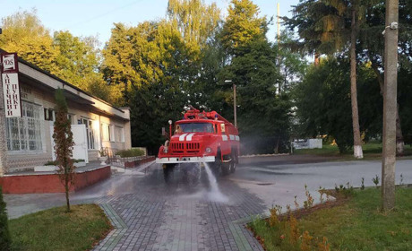 Територію Старокостянтинівської лікарні знову продезінфікували