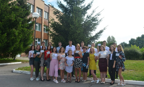 Свято на карантині: як випускники шкіл отримували атестати. Фоторепортаж (+відео)