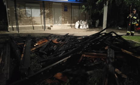 У Нетішині через загоряння будівельного сміття ледь уцілів магазин