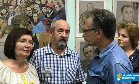 Портрети з фронту: у Києві відкрили виставку з картинами воїнів 30 бригади