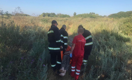 У Старокостянтинові рятувальники допомогли перенести до "швидкої" непритомного чоловіка